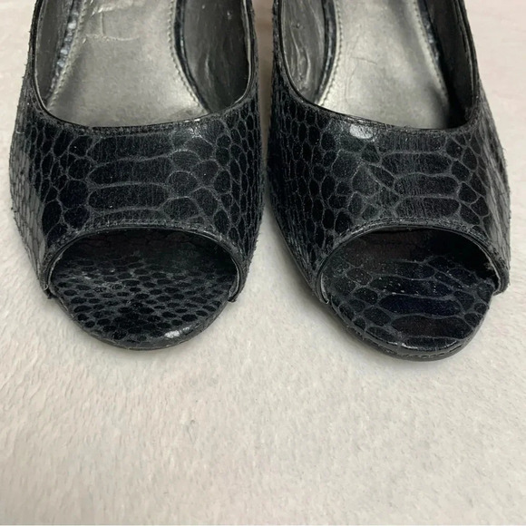 Bandolino black heels size 6.5 open toe does have some wear - Picture 5 of 10